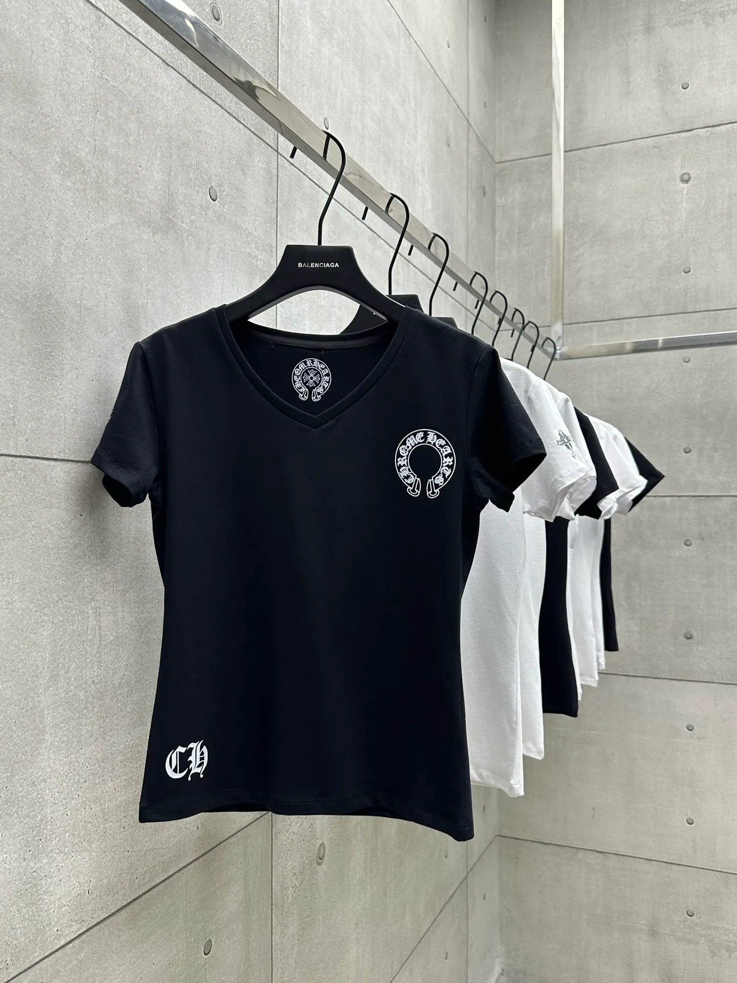 P126 #069 CHROME HEARTS 25SS women's T-shirt Made of 220G original consistent fabric V-neck women's waist style The whole body adopts imported digital direct printing Color: black white Size: S M L